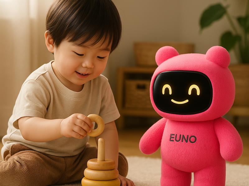 Euno joue avec un enfant en bas âges.